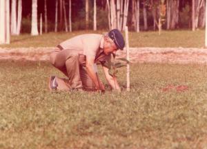 Romeu plantando uma árvore por ocasião da construção da Albrás.