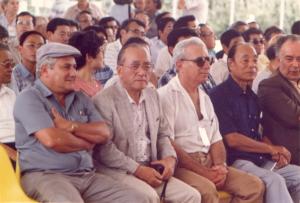 Romeu, representante japonês, Eliezer Batista e Raymundo Mascarenhas assistindo peça teatral em homenagem à inauguração do projeto Albrás e Alunorte.