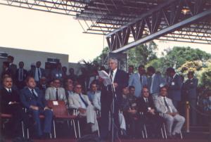 Romeu discursando durante inauguração da Albrás e Alunorte. Avistam-se o Presidente José Sarney e o Ministro Aureliano Chaves.