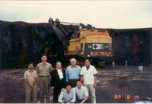 Na imagem Eliezer está junto de engenheiros da Companhia e clientes japoneses em Carajás.