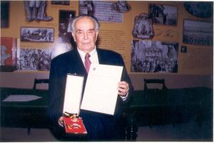 Por ocasião das comemorações dos 500 anos do descobrimento do Brasil, Eliezer recebeu a comenda do governo de Portugal no Museu Histórico Nacional.