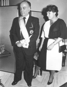 Cerimônia de entrega da Ordem do Tesouro Sagrado a Eliezer, quando era presidente da Companhia Vale do Rio Doce, pelas mãos do embaixador japonês do Brasil na época, Kuniyishi Date.