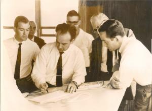 Eliezer ao centro da foto, esboçando o projeto de construção de Porto de Tubarão.