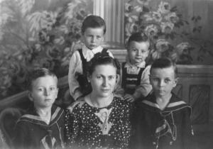 José Clóvis (segundo da esq. para a dir.) com seus irmãos e sua mãe.