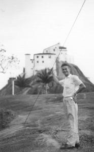 José na frente do Convento da Penha.