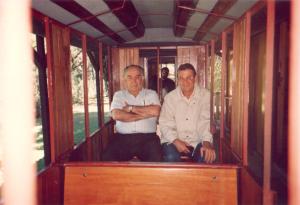 Eliezer Batista e José em um passeio no trem no Rio Grande do Sul.