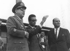 General Costa e Silva e José Clóvis durante visita presidencial ao Porto de Tubarão.