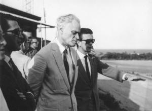 General Juarez Távora no Porto de Tubarão ainda em construção durante visita presidencial do General Costa e Silva.