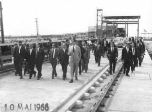 Grupo de japoneses visitando o Porto de Tubarão, logo após sua inauguração.