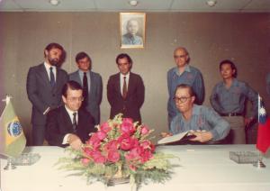 José na assinatura de um contrato com a China Steel Corporation de Taiwan.