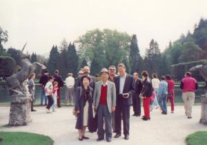José ao lado de um grupo de japoneses, cinco anos depois do sequestro do avião.