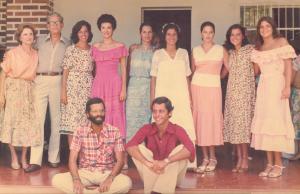 Casamento da filha de Oscar de Oliveira, Maria Eugênia, com o flautista Mauro Senise. Na foto, aparecem Oscar e sua esposa no canto esquerdo, ao lado deles estão suas sete filhas, a noiva no meio, e os dois filhos sentados.
