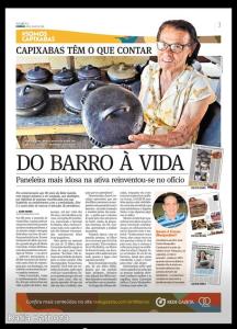 Mãe de Jucileia, Conceição Barbosa, benzedeira, paneleira e costureira, aos 88 anos, exibe uma panela de barro em reportagem que retrata sua vida dedicada aos saberes tradicionais e à cultura popular. Jucileia guarda a reportagem com carinho e orgulho.