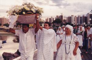 Mãe Neia indo entregar o balaio para Yemanjá na sua festa, na praia de Camburi, Vitória, Espírito Santo.