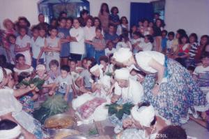 Mãe Kilunge servindo o axé, durante a festa de Erês.