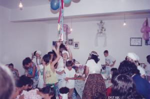 Erê Raio de Luz brincando com as crianças durante a festa de Erês.