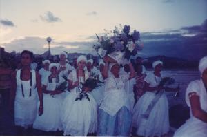 Mãe Néia carregando o balaio de Yemanjá na Praia de Camburi, em Vitória,
acompanhada por outros participantes da festa. Registros de 1997.