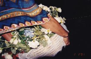 Mãe Néia segurando o balaio de Yemanjá.