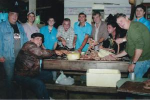 No dia anterior à Carretela del Vin, voluntários amigos se reuniram nos fundos da casa de Renato para fazer os preparativos para a festa: cortar quilos de linguiça e de queijo.