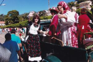 Em uma das primeiras Carretelas, Rosana, esposa de Renato, acena de um carro do desfile. Nesta época, ainda não havia um traje específico para o evento.