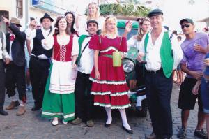 Grupo de amigos na Carretela del Vin, já com os trajes típicos. Na foto estão Francisco, Pazolini, Aninha (no centro, ao fundo), Fontana (ao centro, de vestido) e Renato.