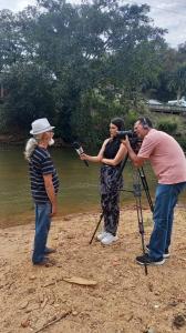 Bebeto dando uma entrevista para a TV Gazeta do Espírito Santo à beira do Rio Santa Maria da Vitória.