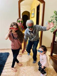 Nesta foto estão Bebeto, sua esposa Mirian, sua neta Júlia (à esquerda) e sua neta Beatriz (à direita). Um momento de descontração e felicidade junto às crianças.