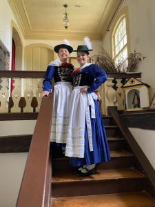 Mãe e filha em trajes típicos do Grupo de Danças Folclóricas Alemãs Bergfreunde.