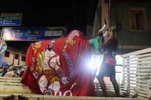 Um dos momentos mais importantes de todo trabalho realizado para o carnaval. É quando os tecidos terminaram de ser pintados, e o Boi precisa descer para o cortejo no centro de Muqui. É o momento em que a expectativa do público está à flor da pele, hora de colocar em prática aquilo que o grupo vem guardando o ano inteiro. O segredo do tecido, o tema escolhido pelo Mestre, um momento de entrega total. 
É um dos momentos mais especiais, uma alegria muito grande.