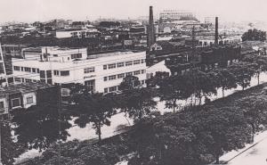 Vista aérea do prédio administrativo da Johnson & Johnson, localizado na Avenida do Estado. Ao lado podemos observar o laboratório de pesquisa e, mesmo após a mudança da fábrica para São José dos Campos, a parte administrativa da empresa continuou funcionando no local.