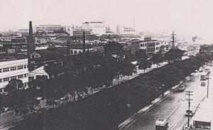 Vista área da Avenida do Estado junto ao Rio Tamanduateí, local onde estavam instaladas a parte administrativa, o laboratório de pesquisa e a fábrica da Johnson & Johnson.
