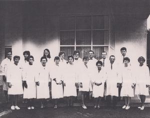 Retrato dos alunos do curso de pós-graduação em Imunohematologia no Ortho Research Foundation.
