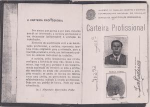 Primeira carteira de trabalho de Ivo Radesca, que contém o início d sua trajetória profissional e o primeiro registro na Johnson & Johnson.