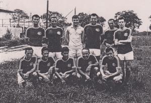 Ivo integrou o time de futebol do Laboratório Farmacêutico Internacional (LAFI), empresa onde trabalhou de 1959 a 1964. Estão presentes na foto Ivo Radesca (sentado, à esquerda), Carlos Guido Bussi (sentado, quarta pessoa) e Vicente Amato Neto (de pé, quinta pessoa).