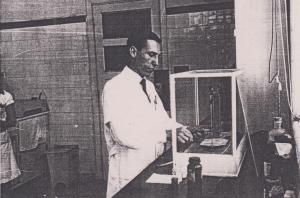 Ivo trabalhando com substâncias medicamenosas na sala de manipulação do Laboratório Farmacêutico Internacional (LAFI), localizado na Rua Lisboa. Na época, a tecnologia era muito mais simples e o local não era equipado como hoje.