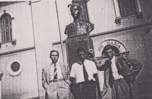 Ivo, seu primo Osnir e o amigo Luis costumavam passear de terno e gravata na praça da cidade. Era uma prática comum naquela época. Ivo, Osnir (primo de Ivo), Luis (amigo). A foto registra a volta na praça em Franca, onde todos, inclusive os jovens, saíam com terno e gravata.