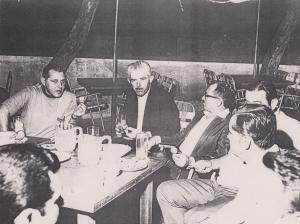 Jantar informal entre amigos em um restaurante à beira da praia. Heimar conta que foi no mesmo dia em que o homem pisou na lua. Na fotografia estão Heimar Ximenes, José Martins Campos e João Alfredo Mendes Filho.