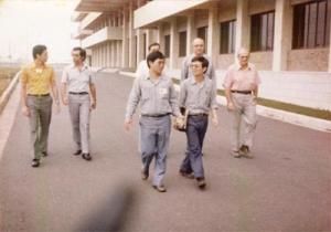 À esquerda Yves, Ronaldo Lyrio e Luís Fernando Leitão em visita a China Steel (a usina ainda estava em construção. Na foto estavam caminhando pelas instalações).