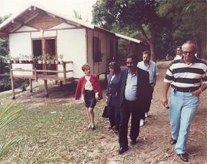 Visita de Shirley a reserva florestal de Linhares (ES) onde foi construída a casa ecológica feita com taipa. Acompanham a visita o governador do estado e Albuíno Cunha.