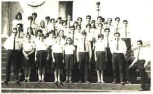 Formatura de ginásio de Vicente Bernardes (último á esquerda) no Ginásio Estadual Sebastião Sá. A foto foi tirada nas escadarias da Igreja da Matriz de Capetinga, MG. 1966.