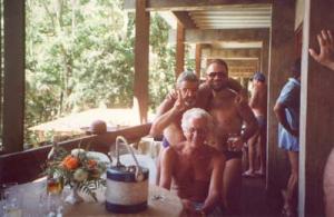 Churrasco com os amigos na casa de Eduardo.