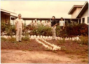 Jardim do 1° Laboratório da mina. Do lado esquerdo, o laboratório químico e, do direito, o de física. Na foto (da esq, p/ a dir.): Dr. Joaquim (1° engenheiro químico de Carajás), Jorge Caldas e Adonias de blusa escura.