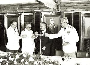 Comemoração de final de ano dos Ministros das Forças Armadas no Clube Naval. Da esquerda para direita: Tenente Brigadeiro Otávio Moreira Lima (Ministro da Aeronáutica), Almirante Henrique Savóia (Ministro da Marinha), Presidente José Sarney, Leônidas Pires Gonçalves (Ministro do Exército).