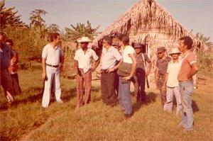 Durante uma das invasões do garimpo da Serra das Andorinhas. Na foto: Breno Santos (chefe do distrito Amazônia da Docegeo), Coronel Joubert Meira (Comandante da Polícia Militar do Pará), Armando Cordeiro, soldados e garimpeiros.