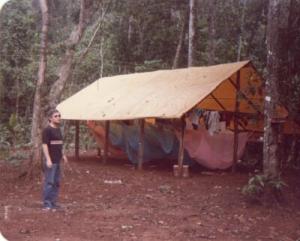 Acampamento pioneiro para pesquisa de bauxita.