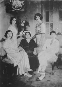 Família paterna de Roberto: as tias Olguinha, Amélia e Maria, o pai e a avó Rosa.