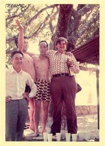 Japoneses, italianos e brasileiros em churrasco para comemorar o fim dos estudos de viabilidade da CST (Companhia Siderúrgica de Tubarão). Na foto: (Kawana?) com braço levantado é o engenheiro chefe da acearia, (?) e Fausto.