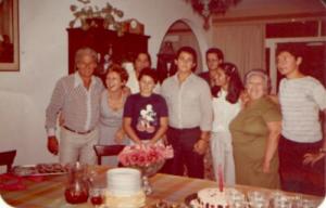 Arildo com a esposa, com os filhos Luciano e Cláudio, a namorada do filho, a sogra do primeiro casamento e Ricardo.