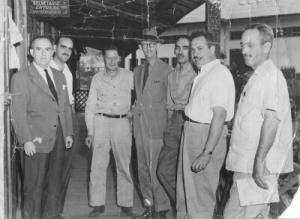 Engenheiro Paulo Costa, Carlos Nunes Lima, Mr. Whitehead, jornalista Samuel Weiner, engenheiro de Franco e Engenheiro Maia na sede da CVRD no Campestre.