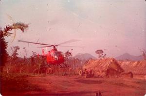 Pouso de helicóptero no alvo Lagoa Seca próximo ao acampamento da base na Serra das Andorinhas (pesquisa geológica de ocorrência de ouro).